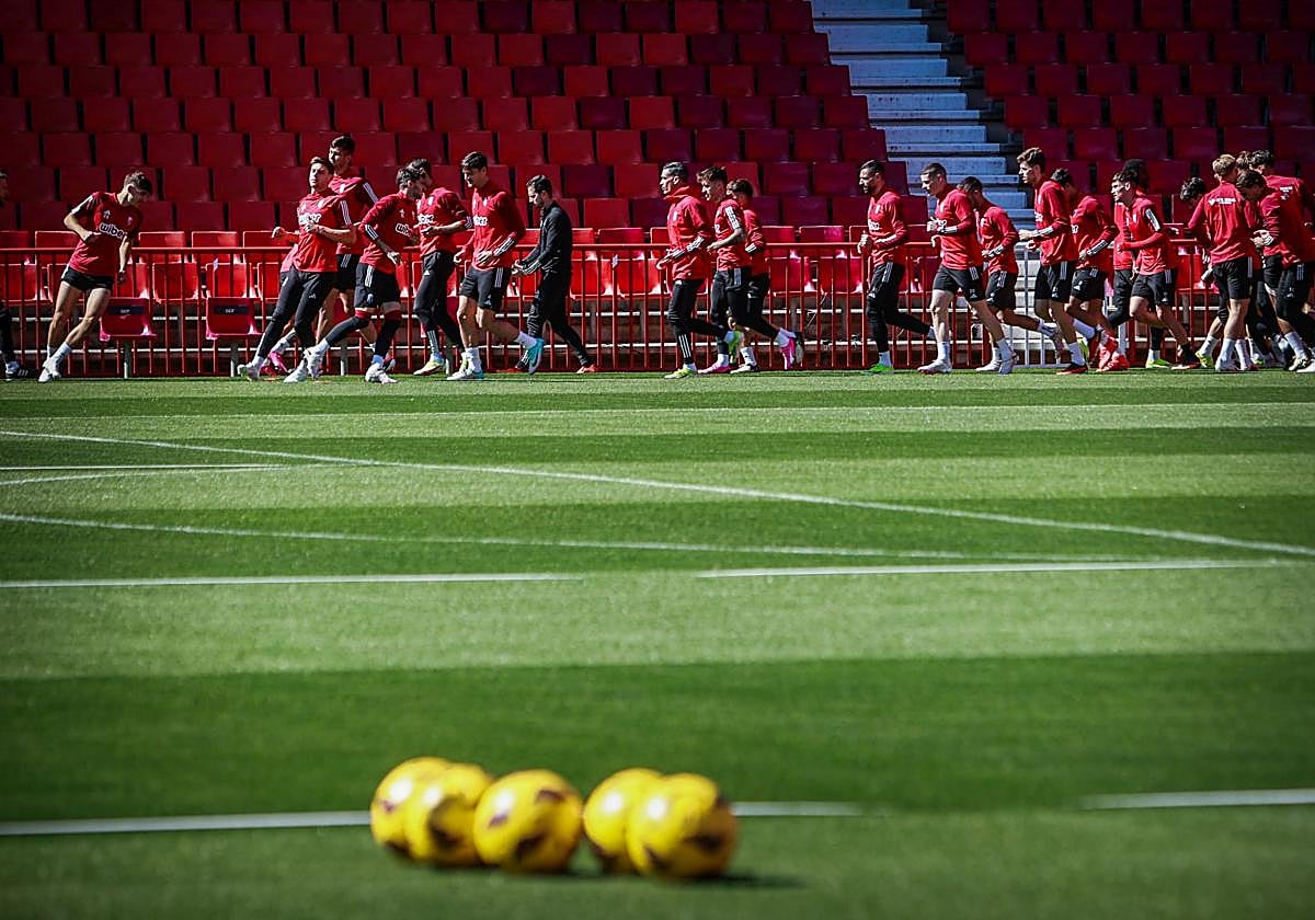 Un entrenamiento del Granada en el estadio.