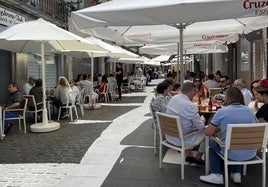 Ambiente en una de las calles del barrio de San Ildefonso este martes.