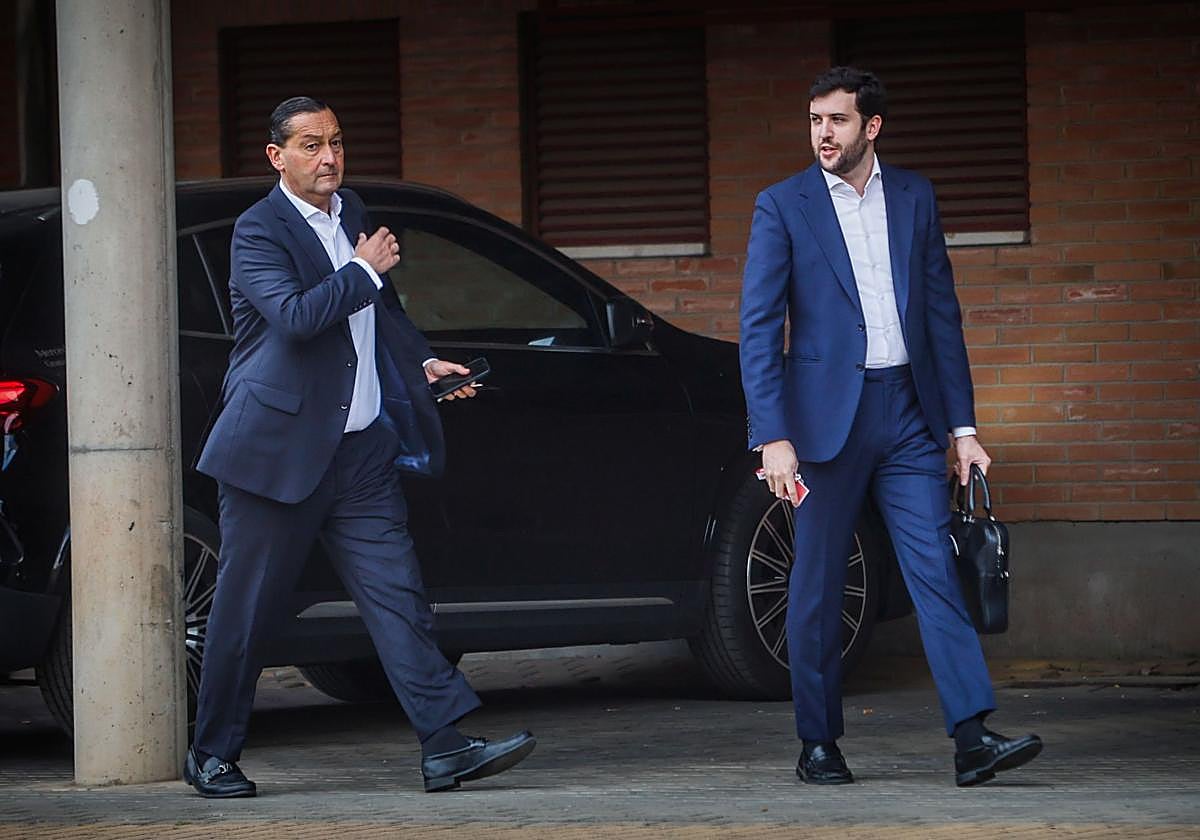 Alfredo García Amado y Javier Aranguren, antes de la junta de accionistas de este lunes.