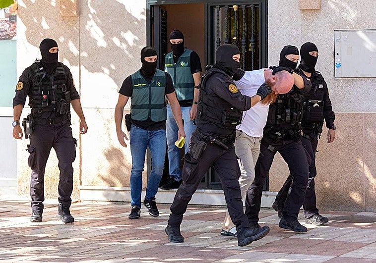 Agentes de la Guardia Civil en el momento de la detención a un hombre en Atarfe este martes.