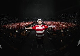 Saiko, sobre el escenario de Los Cármenes con la camiseta del equipo.