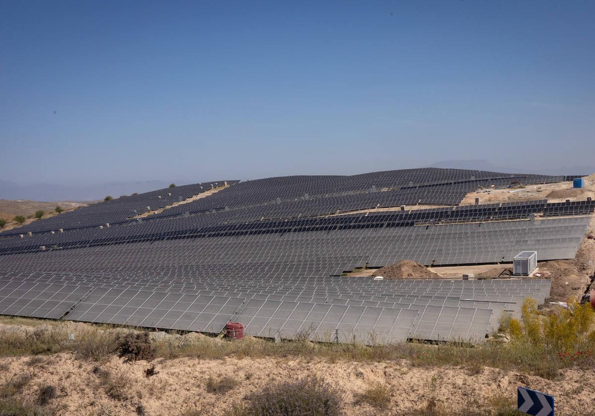 Imagen principal - Obras de construcción del parque fotovoltaico de Iberdrola en Ventas de Huelma.