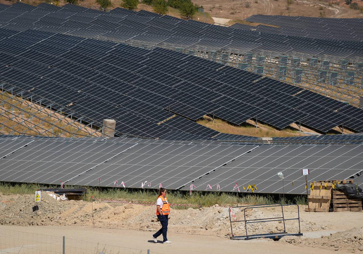 Los módulos de placas solares ya instalados en la gran planta fotovoltaica de Iberdrola, entre Cacín y Ventas de Huelma.