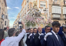 Procesión de la Virgen de la Capilla a su paso por la calle Muñoz Garnica.