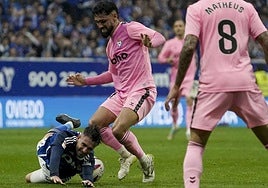 Sebas Moyano, uno de los futuribles del Granada, cae al suelo en el partido de ida del Oviedo contra el Eibar.