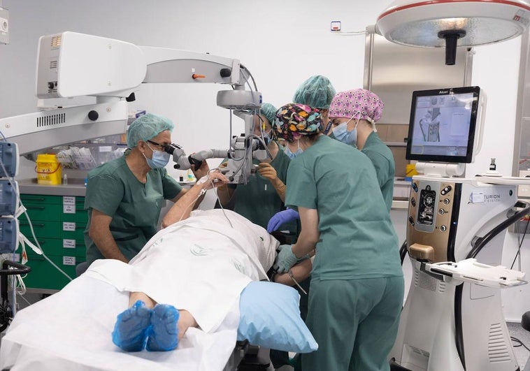 Actividad en un quirófano del hospital Doctor Olóriz.