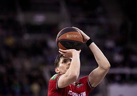 David Kramer prueba con un lanzamiento.