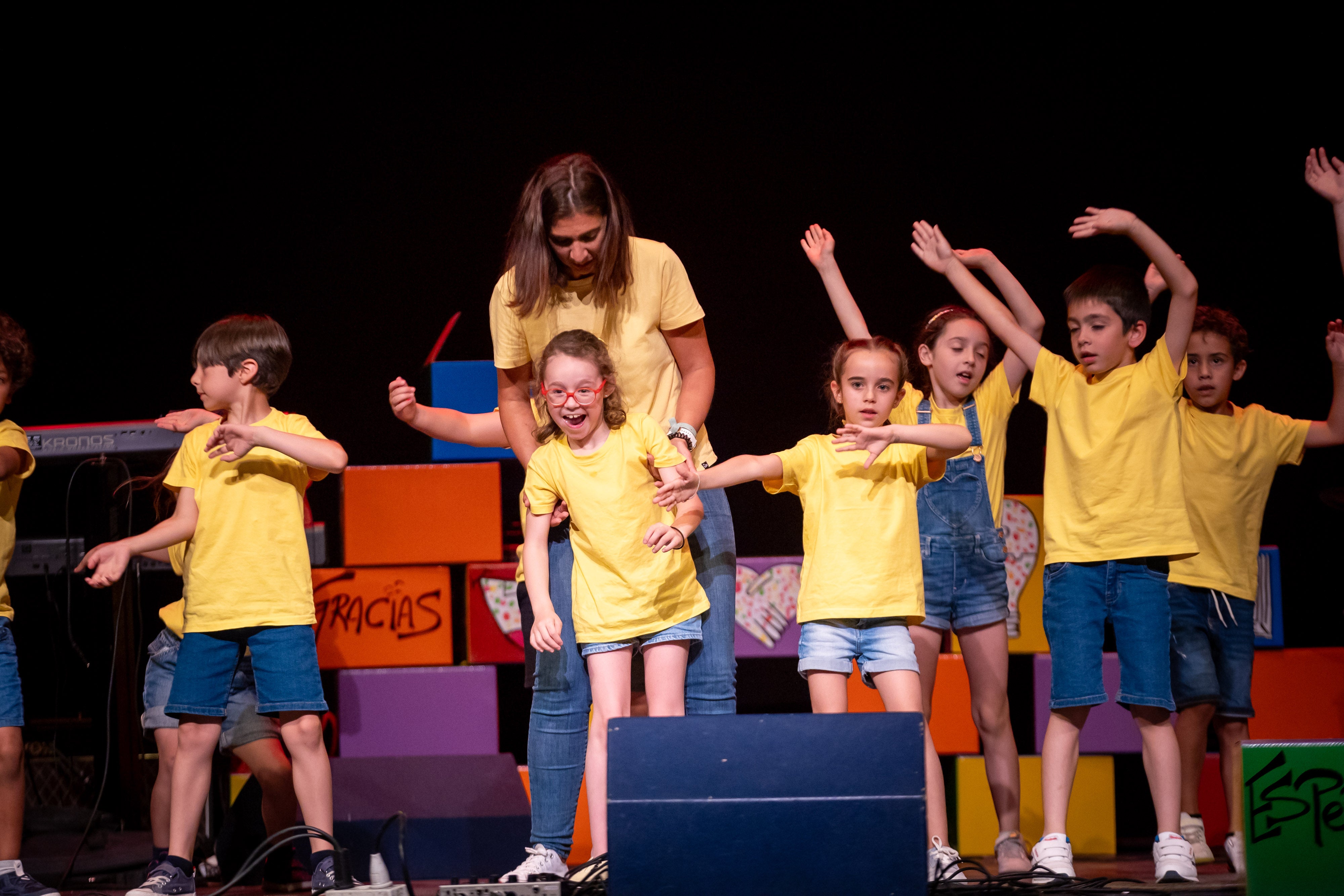 Elenita, en el centro, disfrutó como una más con el espectáculo organizado para ayudarla.