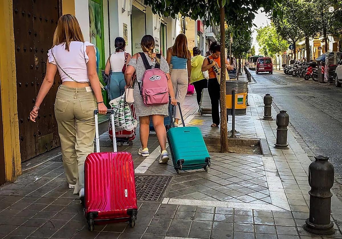 Turistas con maletas por el Realejo.