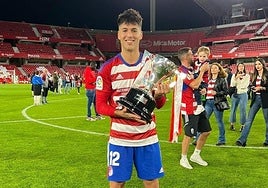 Víctor Meseguer, con el título de campeón de Segunda en Los Cármenes tras el ascenso.