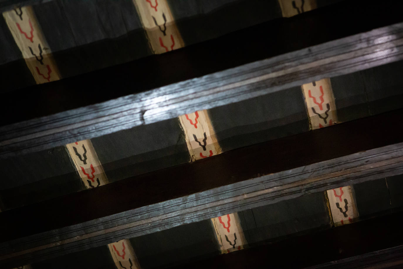 Alfarje recuperado en la entrada del inmueble.