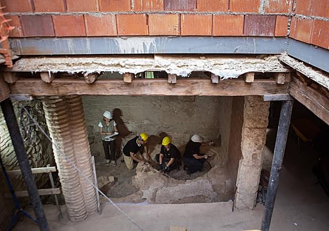 El hallazgo ha sido en uno de los laterales del patio.