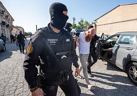 Agentes de la Guardia Civil en el momento de la detención a un hombre en Atarfe este martes.