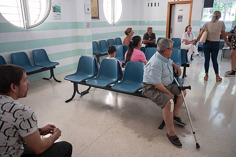 Pacientes esperando a ser atendidos en un centro de salud.