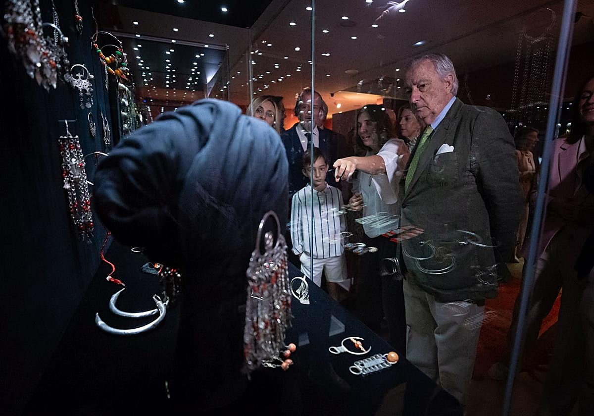 Dezcallar (derecha), observa algunas de las piezas.