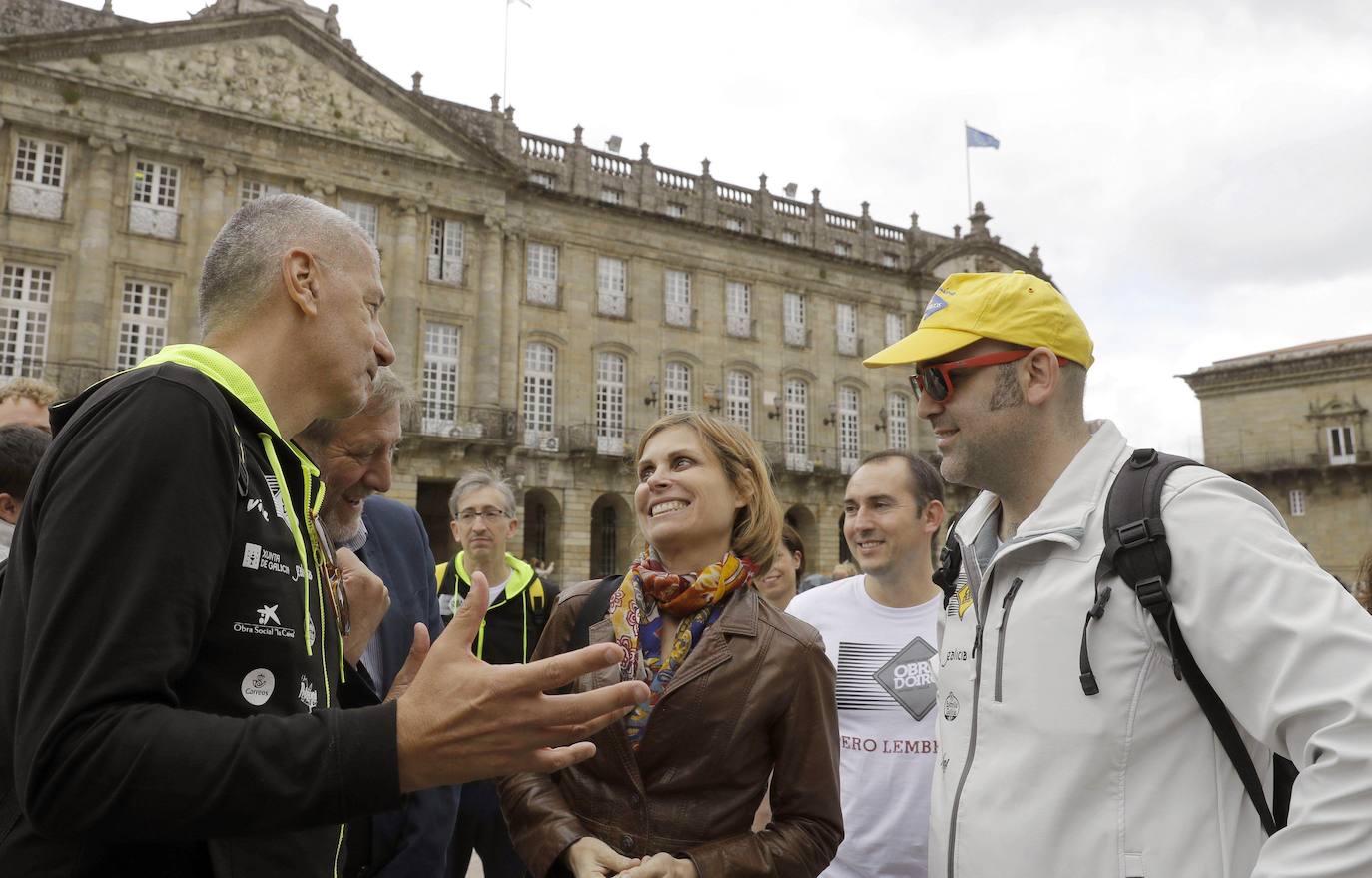 José Luis Mateo, a la derecha, en la plaza del Obradoiro de Santiago de Compostela.