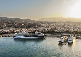 El Marella Voyager en el Puerto de Almería.