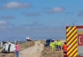 A la izquierda, el vehículo tras el accidente.