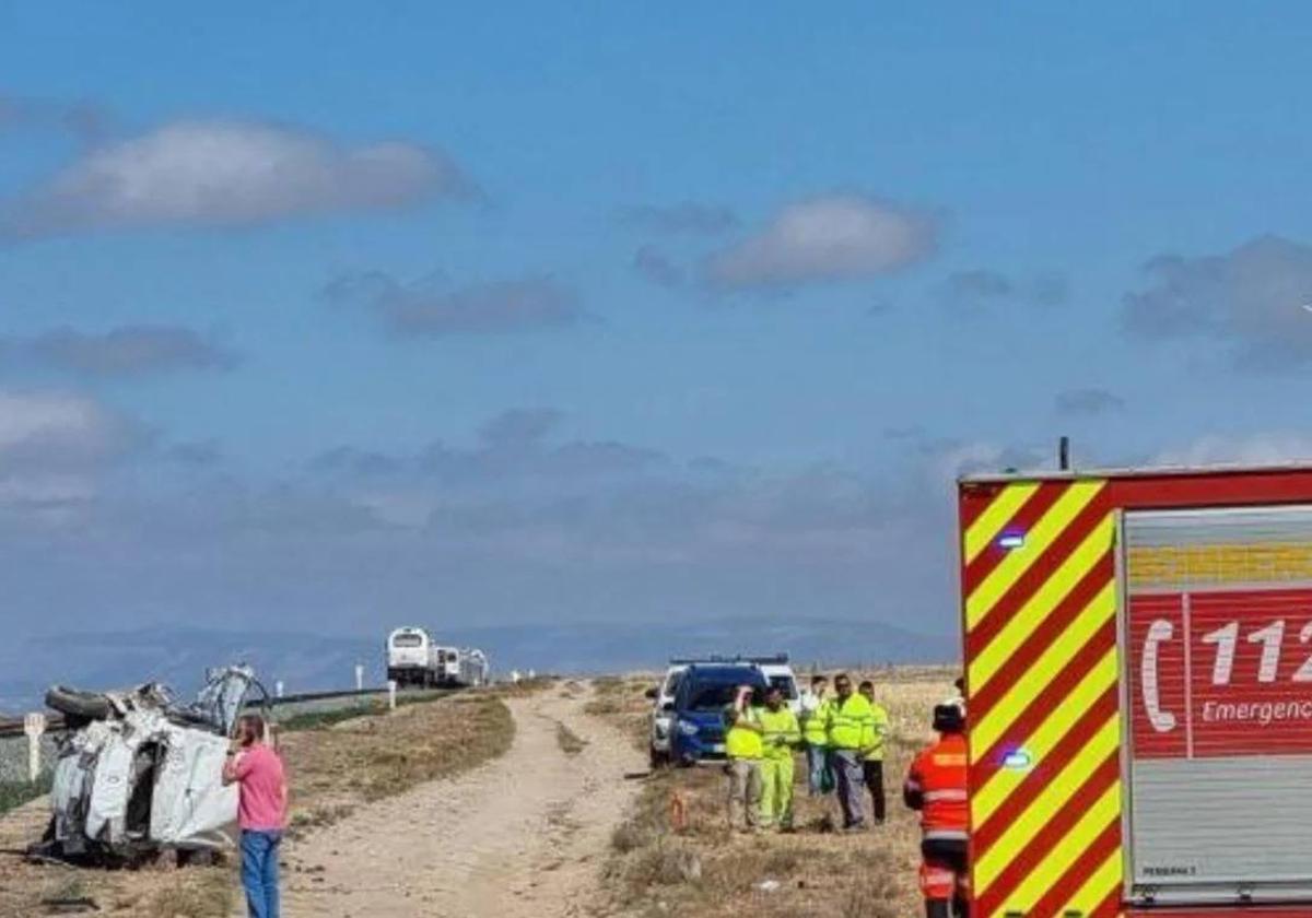 A la izquierda, el vehículo tras el accidente.