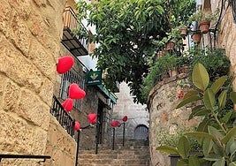 Una de las calles de la localidad está decorada para la ocasión.