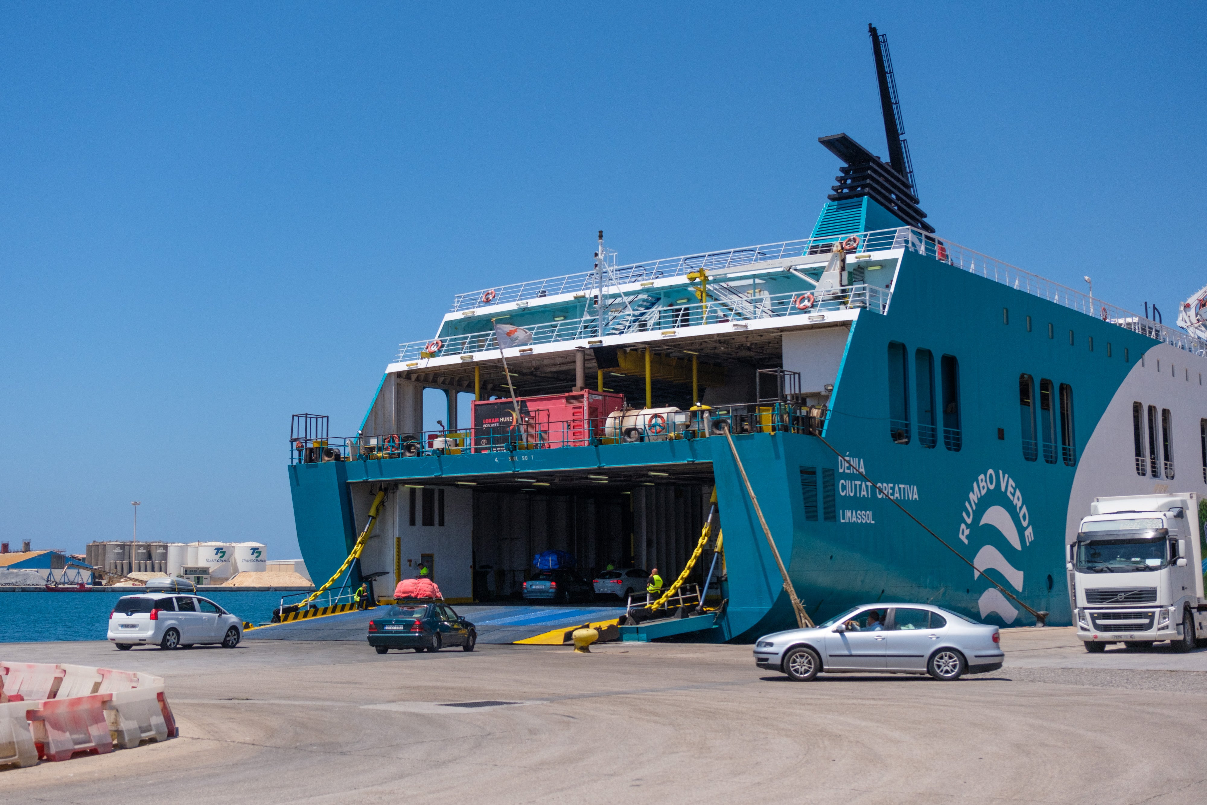 Buque atracado en el Puerto de Motril para la OPE.