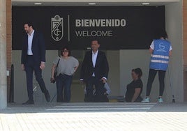Javier Aranguren, Sophia Yang y Alfredo García Amado salen de Los Cármenes tras la junta general del lunes.