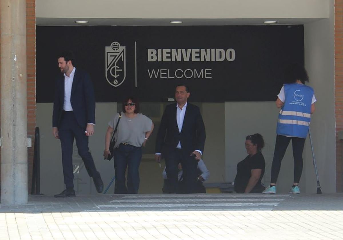 Javier Aranguren, Sophia Yang y Alfredo García Amado salen de Los Cármenes tras la junta general del lunes.
