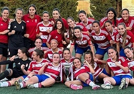 El equipo juvenil femenino del Granada celebra la Copa Diputación.