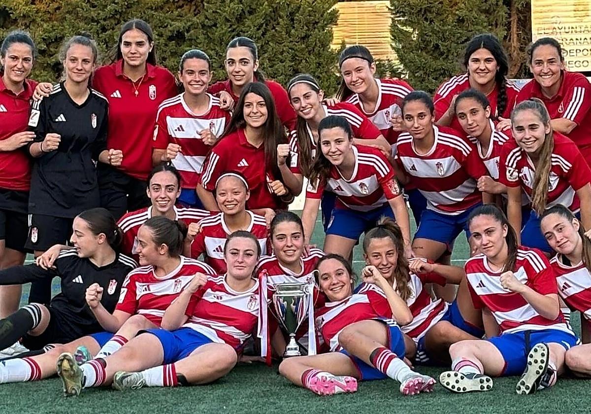 El equipo juvenil femenino del Granada celebra la Copa Diputación.