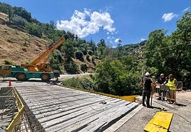 Obras de reconstrucción del puente sobre el río Maitena