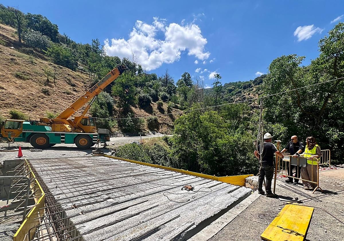 Obras de reconstrucción del puente sobre el río Maitena