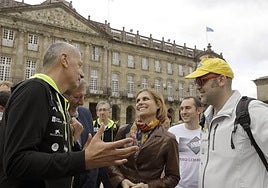 José Luis Mateo, a la derecha, en la plaza del Obradoiro de Santiago de Compostela.
