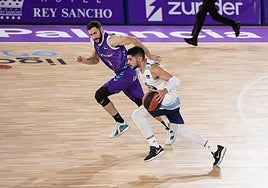 Manu Rodríguez, en segundo plano, persigue a Quintela, del Breogán.
