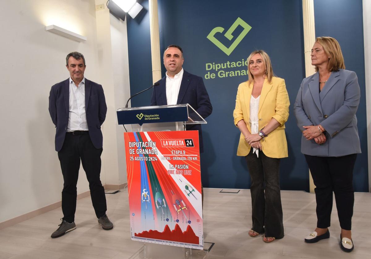 El presidente de la Diputación, Francis Rodríguez, junto a las alcaldesas de Granada y Motril y el director de La Vuelta en la presentación.