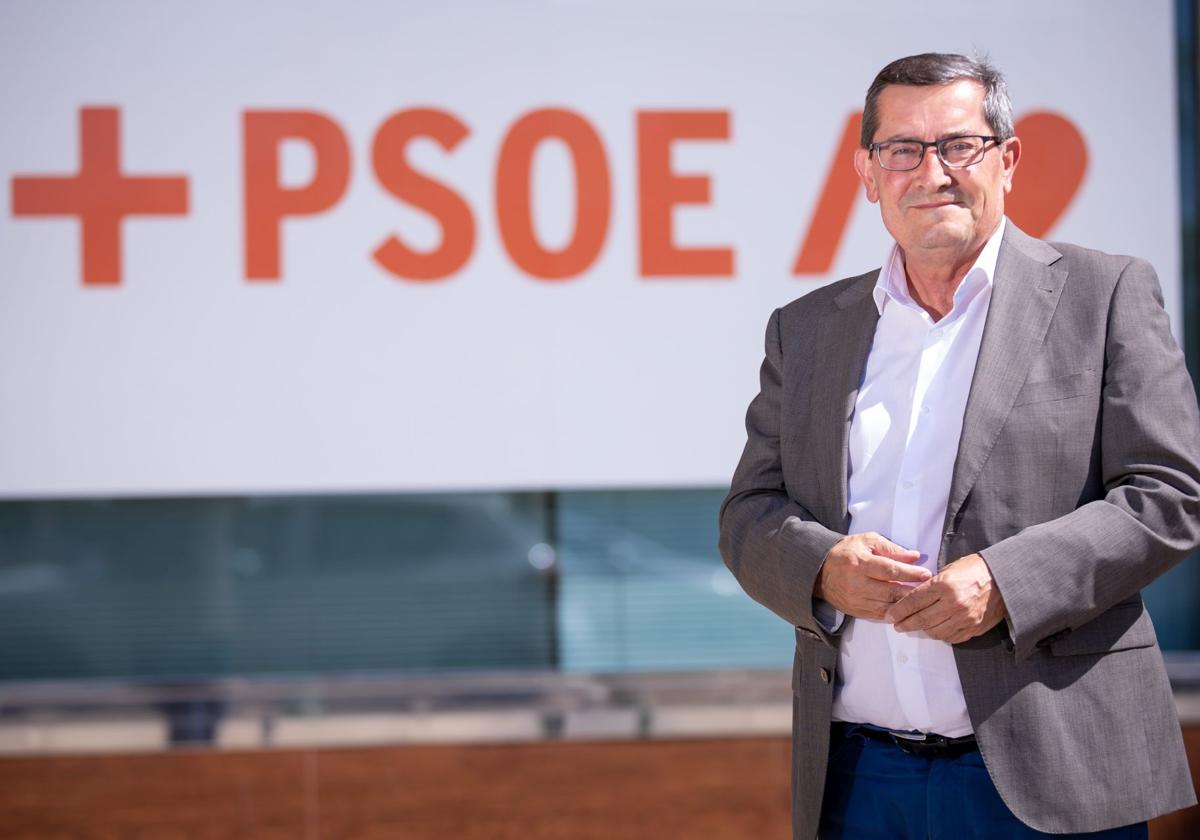 José Entrena, secretario general del PSOE de Granada, en la avenida de la Torre de la Pólvora.