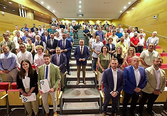 Los alcaldes reunidos en Diputación con el presidente, Francis Rodríguez.