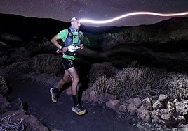Manu Anguita, de noche en plena competición.