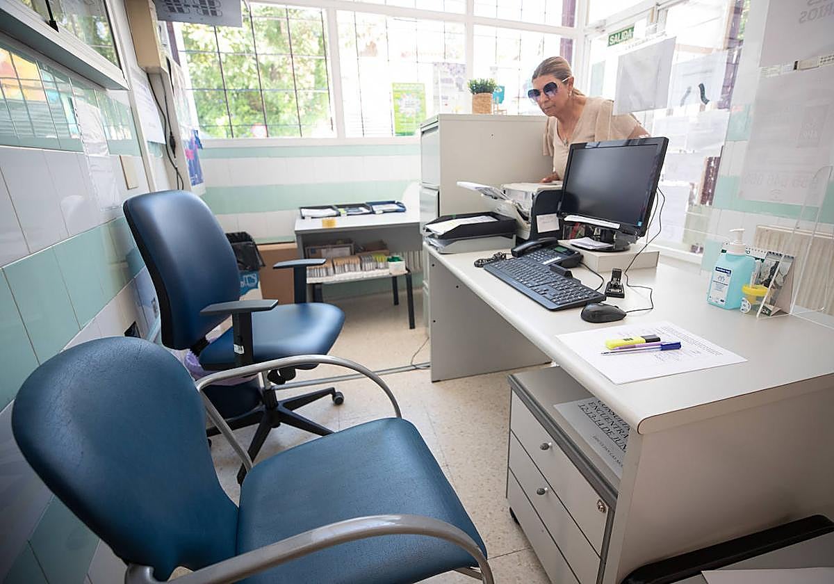 Una paciente en un centro de salud granadino sin administrativo.
