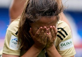 Alicia llora sobre el césped de Ipurua tras celebrar lograr el Granada la permanencia.