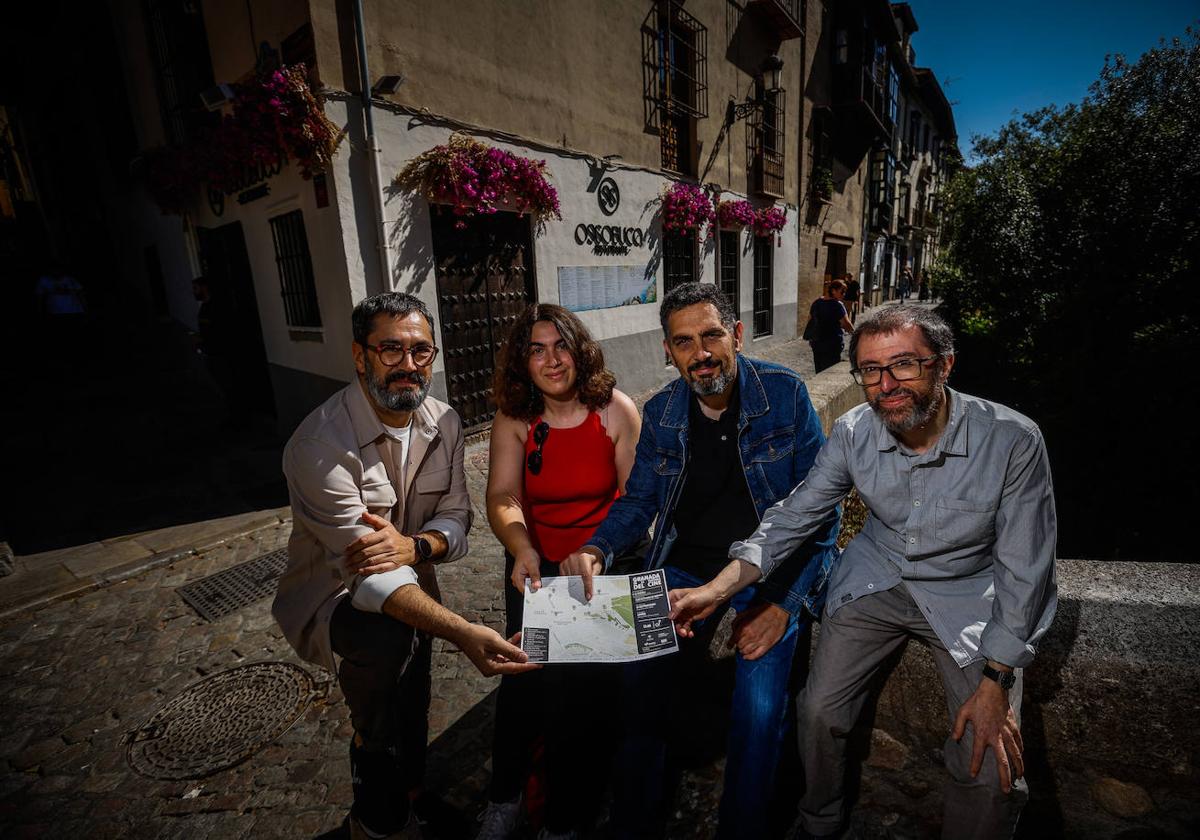 José Herrera, Sabina Rosado, Julio Grosso y Juan de Dios Salas, en el punto de la Carrera del Darro donde se han rodado grandes películas.