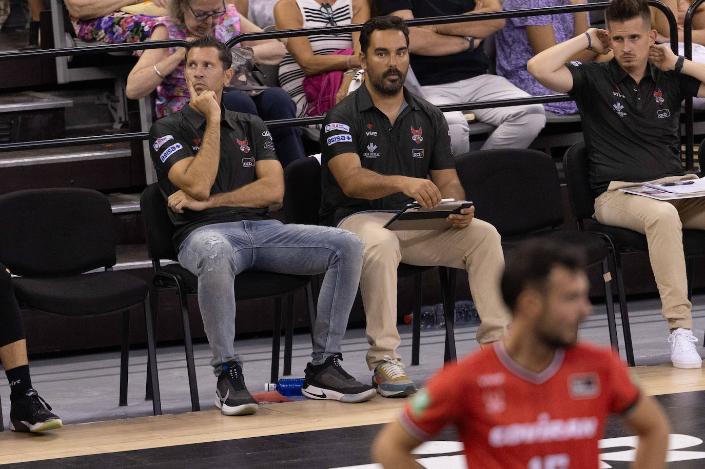 De izquierda a derecha, Andrea Pecile, Alberto Fernández y Arturo Ruiz, en el banquillo.