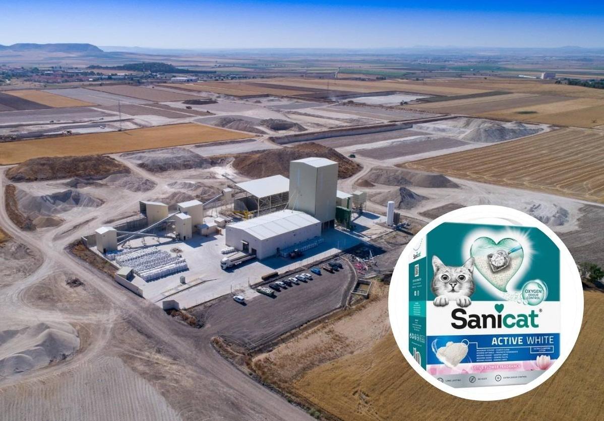 Una de las plantas de Tolsa y uno de los productos que comercializa con su marca Sanicat.