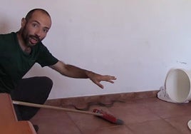 El experto Raúl León con una serpiente.