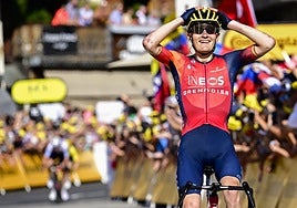 Carlos Rodríguez celebra el triunfo en Morzine.