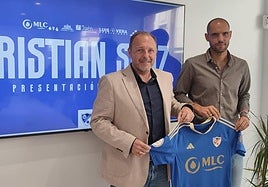 El presidente del Linares Deportivo SAD, Luis Vera, posando junto al nuevo director deportivo, Cristian Sanz.
