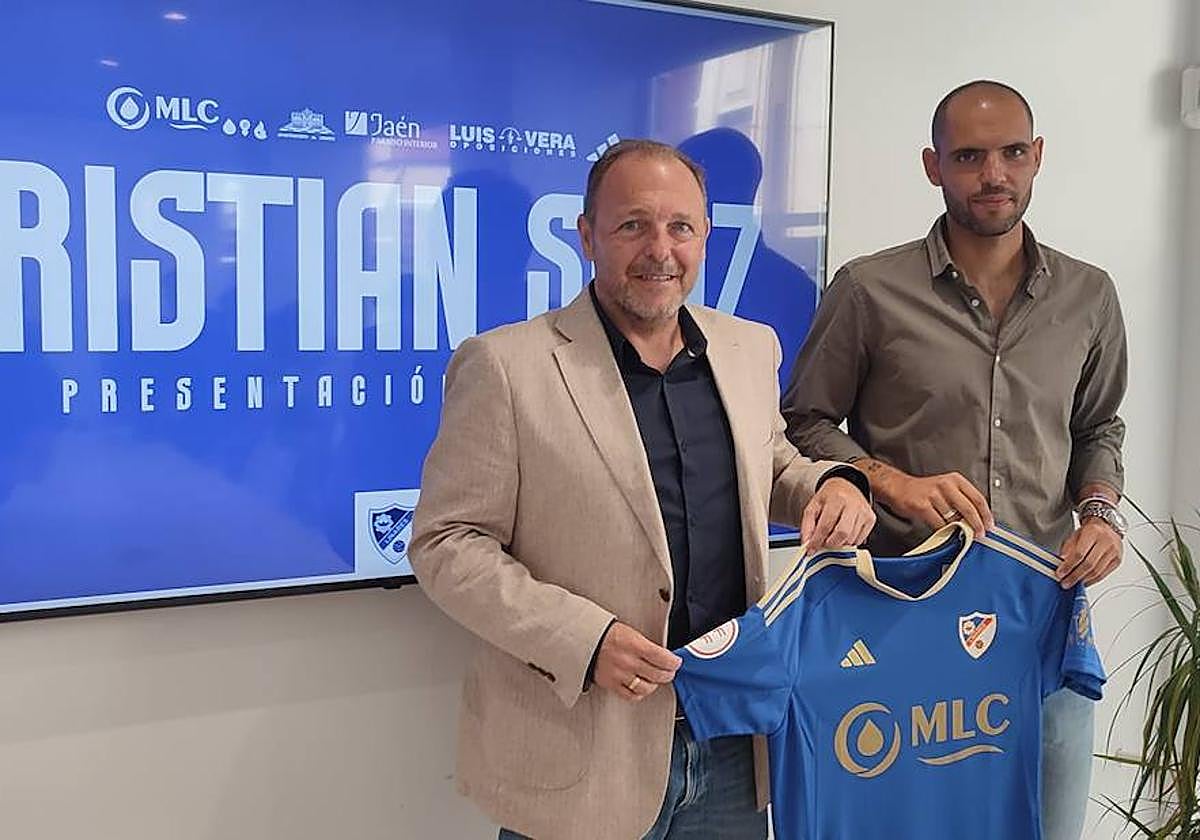El presidente del Linares Deportivo SAD, Luis Vera, posando junto al nuevo director deportivo, Cristian Sanz.