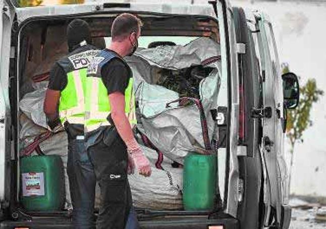 Furgoneta policial cargada de marihuana en sacos.