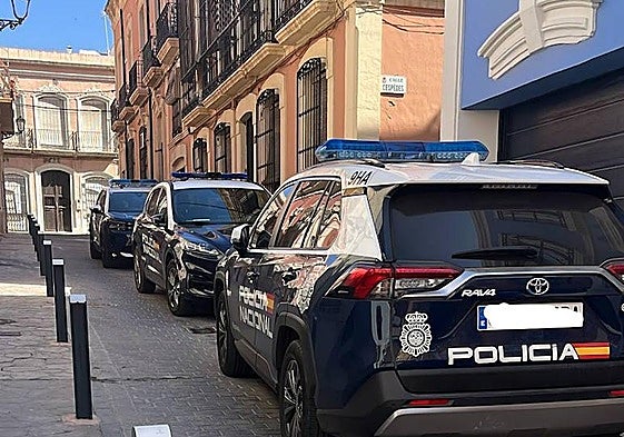 Vehículos de la Policía Nacional en la calle Céspedes.