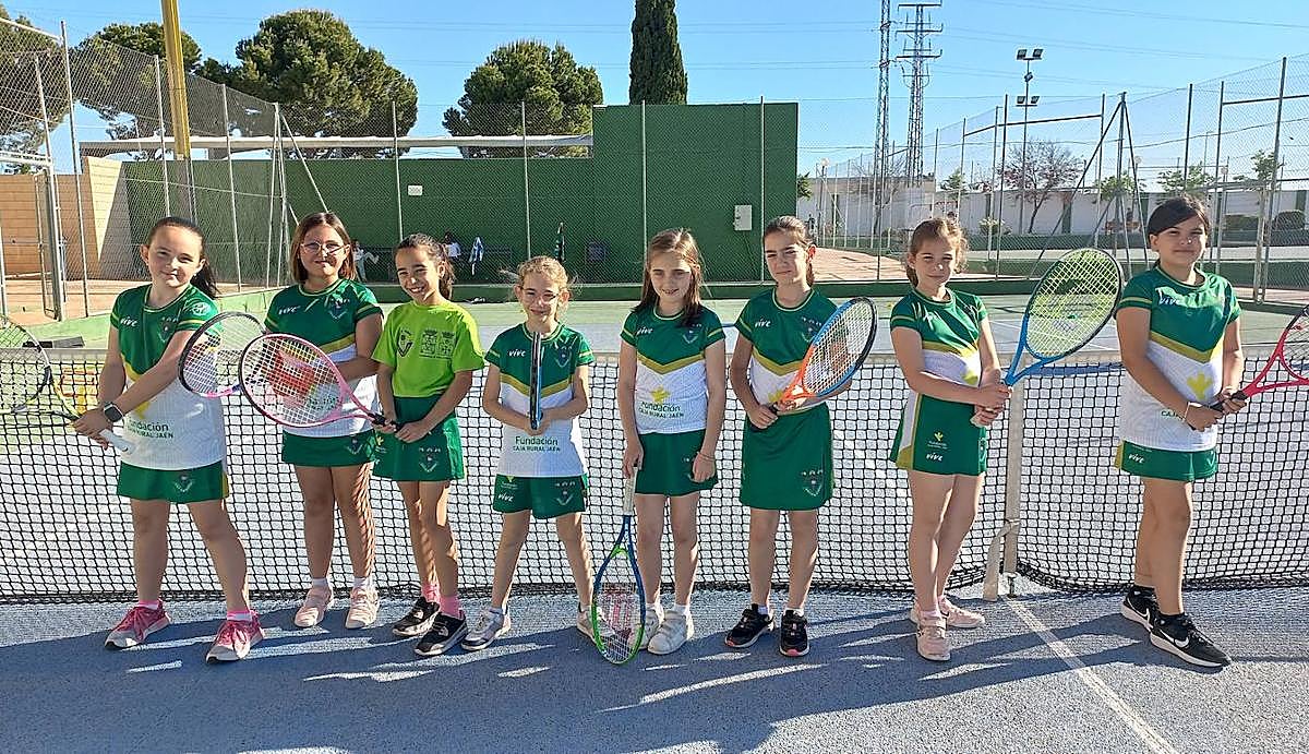 Algunos de los jóvenes aprendices de tenistas con clase de la localidad.