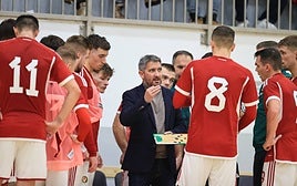 El entrenadior almeriense cumple cinco años en Hungría
